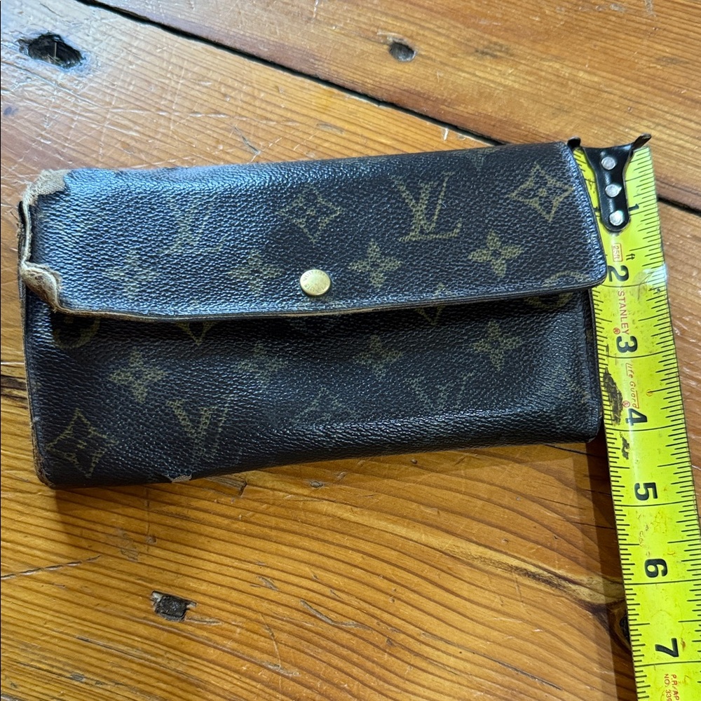 Louis Vuitton Black and Gold Monogram Wallet - Picture 3 of 14